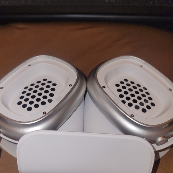 Apple AirPods Max Silver and White - Picture 9 of 10